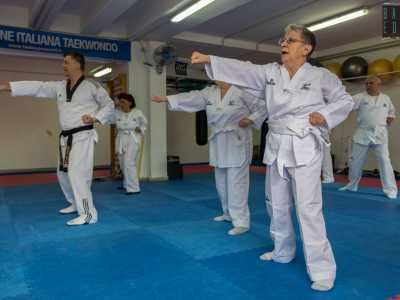 Unendo poi le loro voci nel kiai, suono gutturale che accompagna il momento culminante di un kata (forma) o di un kumite (combattimento), in cui deve essere incanalata l�energia per sopraffare l�avversario